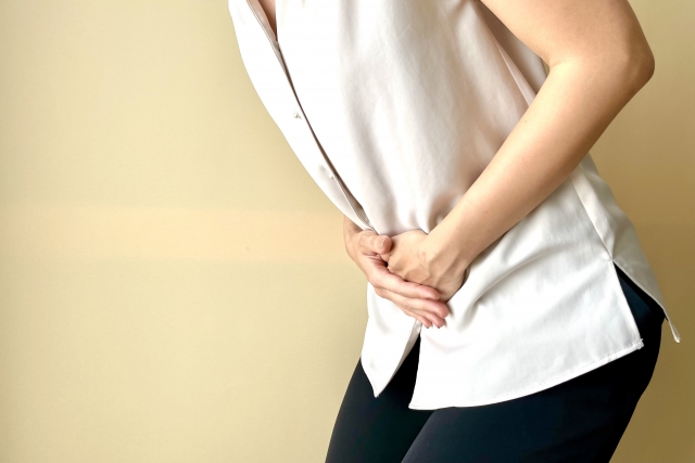 お腹が痛いを表している写真