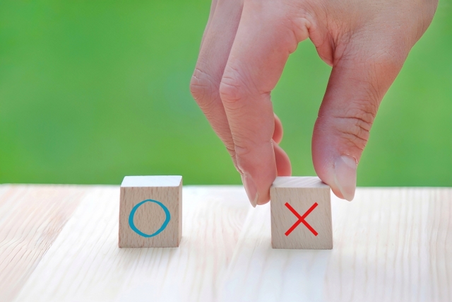 バツを選ぶ人の写真