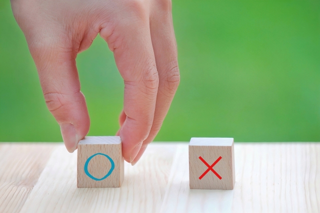 マルを選ぶ人の写真